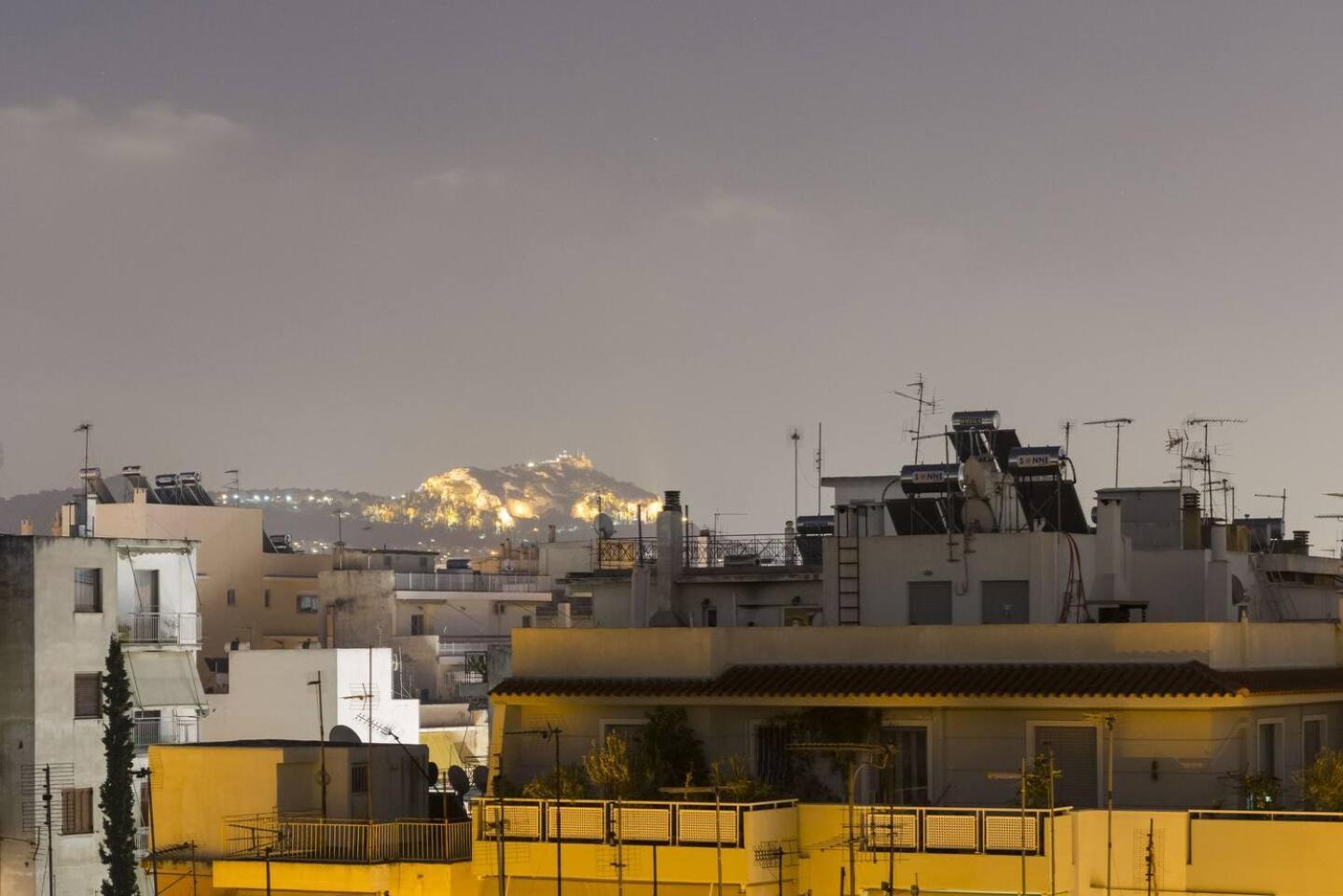 Ma Maison Nο 1, Penthouse, Acropolis And Lycabettus View, Ultra High Speed Internet 300 Mbps, 15' To Acropolis By Metro, 1' From Metro Station Атина Екстериор снимка